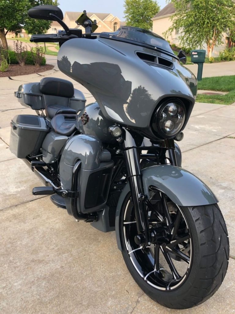 2018 Harley Street Glide CVO with 18x5.5 Kinetic Starkline fat tire wheel